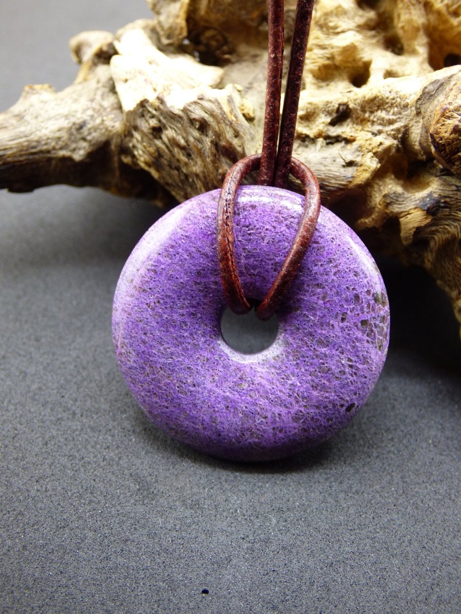 Stichtit ~ Edelstein Donut Kette Pi Scheibe Schutzsymbol Lila violett HIPPIE Chakra Boho Ethno Heilstein Kleidung Festival Purpur Rarität - Art of Nature Berlin