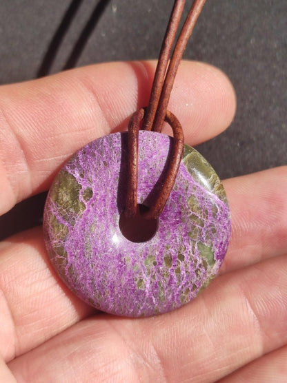 Stichtit ~ Edelstein Donut Kette Pi Scheibe Schutzsymbol Lila violett HIPPIE Chakra Boho Ethno Heilstein Kleidung Festival Purpur Rarität - Art of Nature Berlin