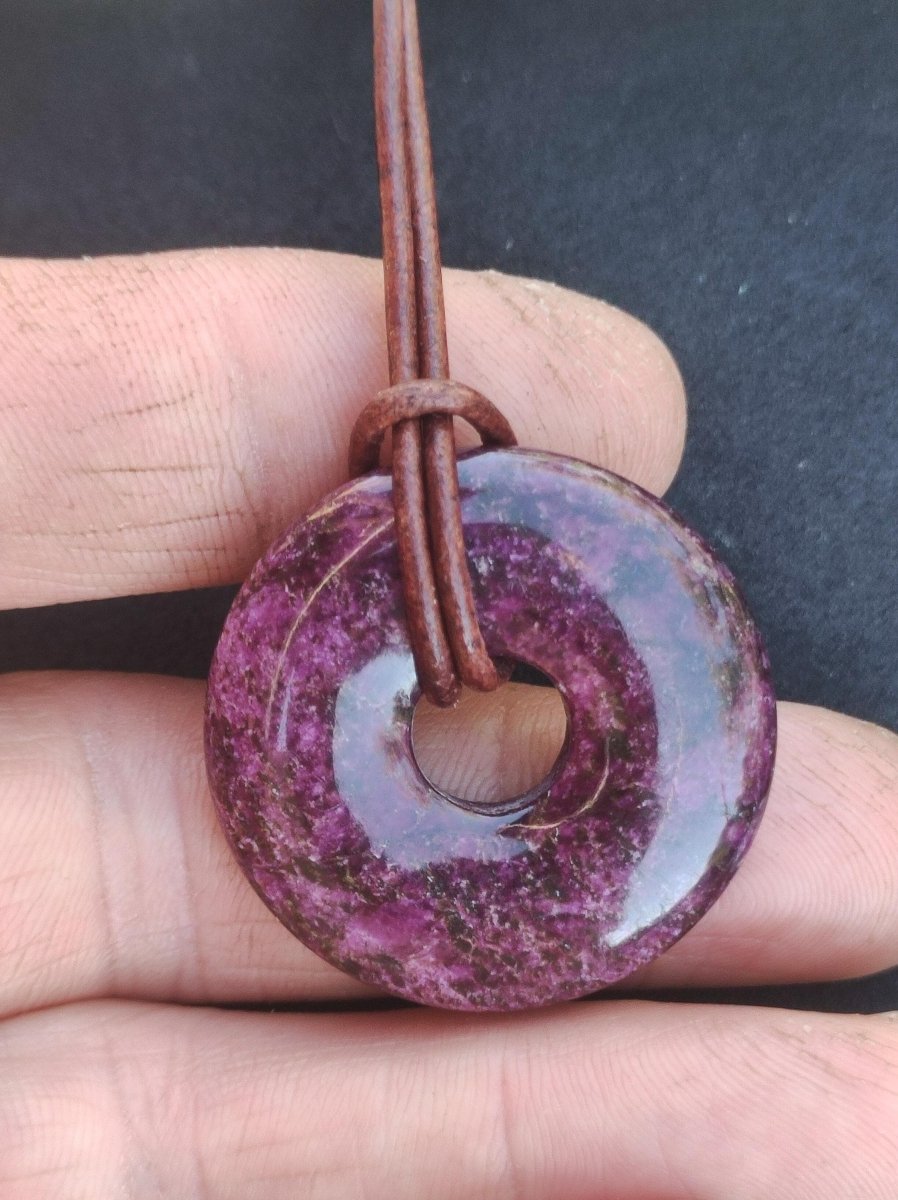 Stichtit ~ Edelstein Donut Kette Pi Scheibe Schutzsymbol Lila violett HIPPIE Chakra Boho Ethno Heilstein Kleidung Festival Purpur Rarität - Art of Nature Berlin