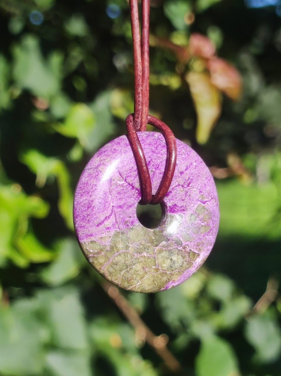 Stichtit ~ Edelstein Donut Kette Pi Scheibe Schutzsymbol Lila violett HIPPIE Chakra Boho Ethno Heilstein Kleidung Festival Purpur Rarität - Art of Nature Berlin