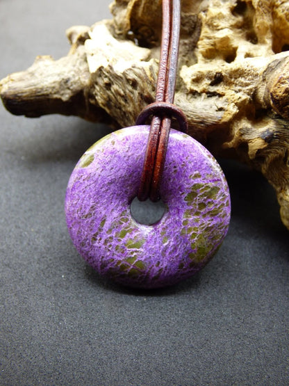 Stichtit ~ Edelstein Donut Kette Pi Scheibe Schutzsymbol Lila violett HIPPIE Chakra Boho Ethno Heilstein Kleidung Festival Purpur Rarität - Art of Nature Berlin