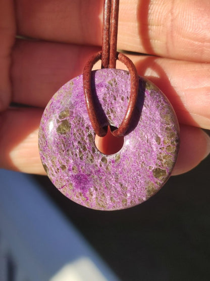 Stichtit ~ Edelstein Donut Kette Pi Scheibe Schutzsymbol Lila violett HIPPIE Chakra Boho Ethno Heilstein Kleidung Festival Purpur Rarität - Art of Nature Berlin