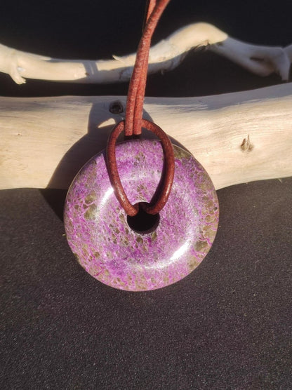 Stichtit ~ Edelstein Donut Kette Pi Scheibe Schutzsymbol Lila violett HIPPIE Chakra Boho Ethno Heilstein Kleidung Festival Purpur Rarität - Art of Nature Berlin