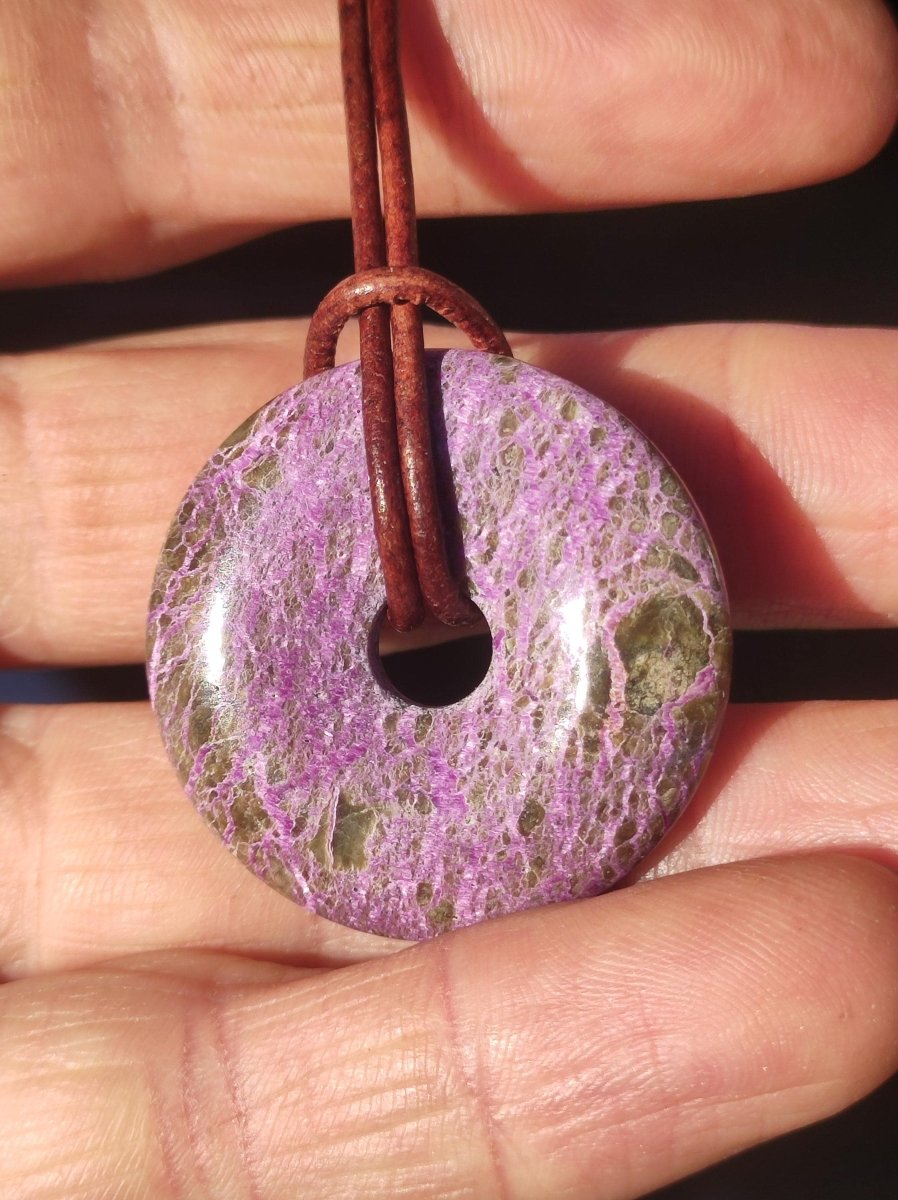 Stichtit ~ Edelstein Donut Kette Pi Scheibe Schutzsymbol Lila violett HIPPIE Chakra Boho Ethno Heilstein Kleidung Festival Purpur Rarität - Art of Nature Berlin
