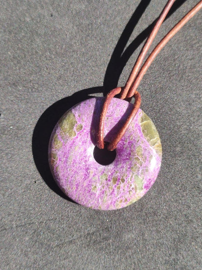Stichtit ~ Edelstein Donut Kette Pi Scheibe Schutzsymbol Lila violett HIPPIE Chakra Boho Ethno Heilstein Kleidung Festival Purpur Rarität - Art of Nature Berlin