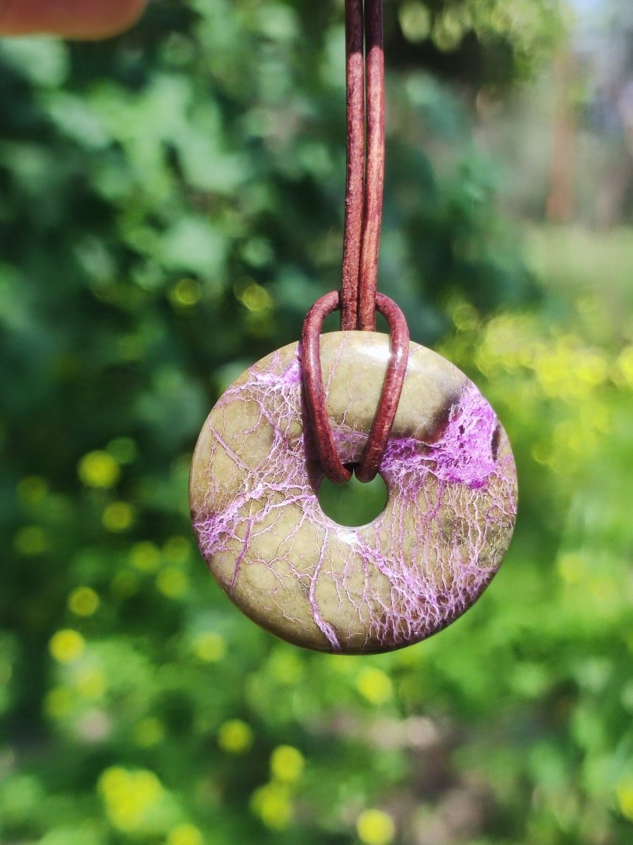 Stichtit ~ Edelstein Donut Kette Pi Scheibe Schutzsymbol Lila violett HIPPIE Chakra Boho Ethno Heilstein Kleidung Festival Purpur Rarität - Art of Nature Berlin