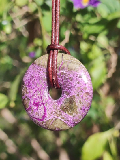 Stichtit ~ Edelstein Donut Kette Pi Scheibe Schutzsymbol Lila violett HIPPIE Chakra Boho Ethno Heilstein Kleidung Festival Purpur Rarität - Art of Nature Berlin