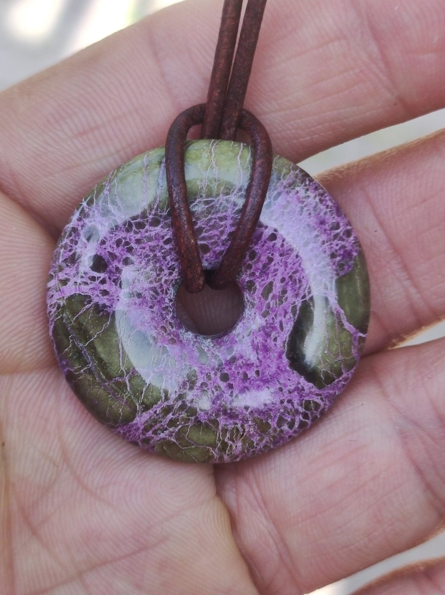 Stichtit ~ Edelstein Donut Kette Pi Scheibe Schutzsymbol Lila violett HIPPIE Chakra Boho Ethno Heilstein Kleidung Festival Purpur Rarität - Art of Nature Berlin