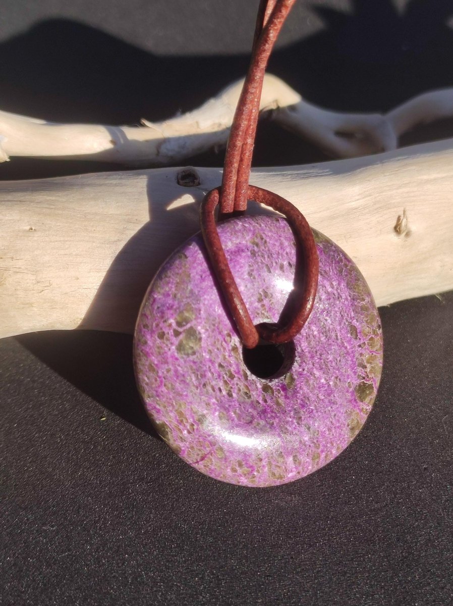 Stichtit ~ Edelstein Donut Kette Pi Scheibe Schutzsymbol Lila violett HIPPIE Chakra Boho Ethno Heilstein Kleidung Festival Purpur Rarität - Art of Nature Berlin