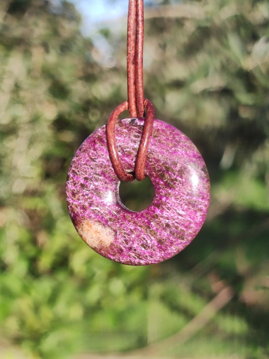 Stichtit ~ Edelstein Donut Kette Pi Scheibe Schutzsymbol Lila violett HIPPIE Chakra Boho Ethno Heilstein Kleidung Festival Purpur Rarität - Art of Nature Berlin