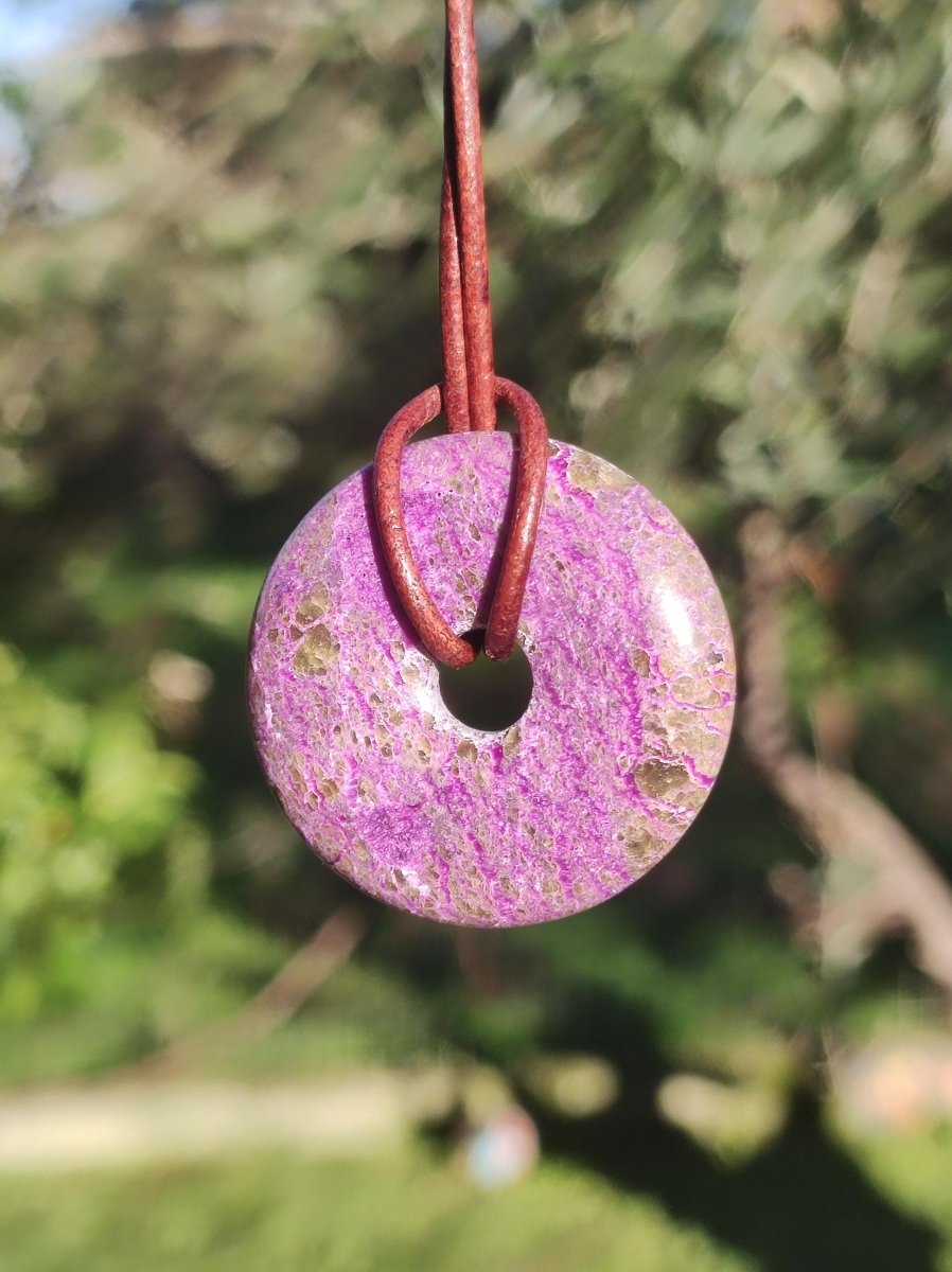 Stichtit ~ Edelstein Donut Kette Pi Scheibe Schutzsymbol Lila violett HIPPIE Chakra Boho Ethno Heilstein Kleidung Festival Purpur Rarität - Art of Nature Berlin