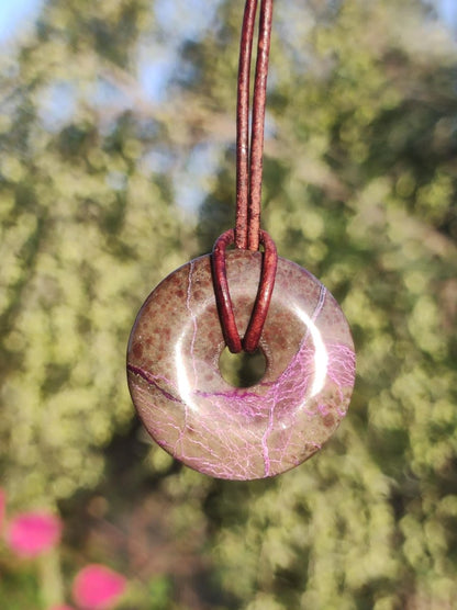 Stichtit ~ Edelstein Donut Kette Pi Scheibe Schutzsymbol Lila violett HIPPIE Chakra Boho Ethno Heilstein Kleidung Festival Purpur Rarität - Art of Nature Berlin