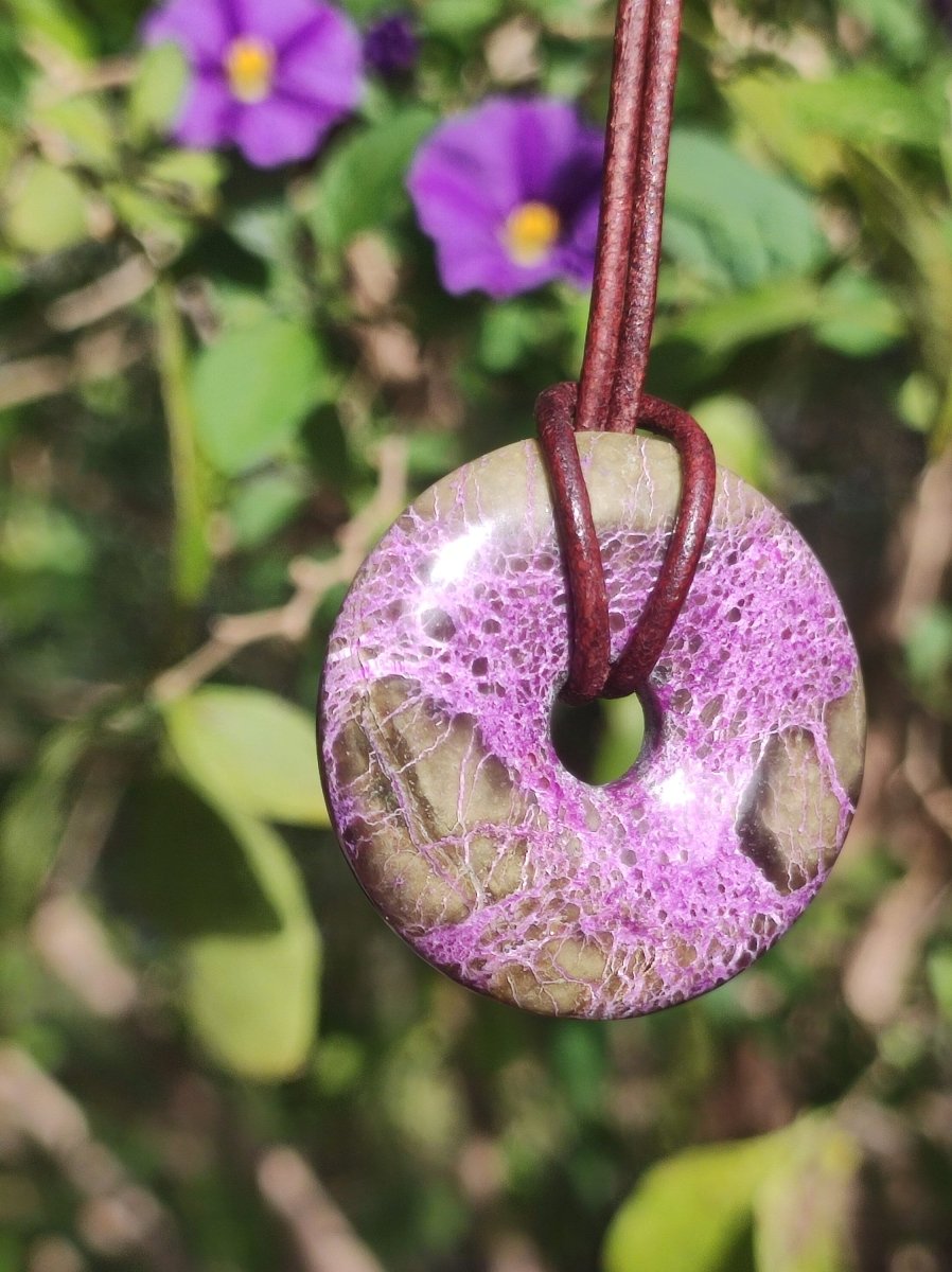 Stichtit ~ Edelstein Donut Kette Pi Scheibe Schutzsymbol Lila violett HIPPIE Chakra Boho Ethno Heilstein Kleidung Festival Purpur Rarität - Art of Nature Berlin