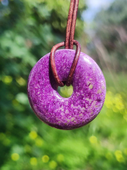 Stichtit ~ Edelstein Donut Kette Pi Scheibe Schutzsymbol Lila violett HIPPIE Chakra Boho Ethno Heilstein Kleidung Festival Purpur Rarität - Art of Nature Berlin