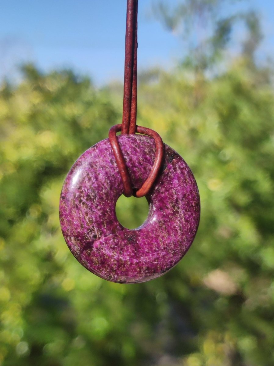 Stichtit ~ Edelstein Donut Kette Pi Scheibe Schutzsymbol Lila violett HIPPIE Chakra Boho Ethno Heilstein Kleidung Festival Purpur Rarität - Art of Nature Berlin