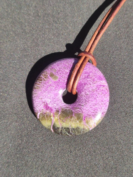 Stichtit ~ Edelstein Donut Kette Pi Scheibe Schutzsymbol Lila violett HIPPIE Chakra Boho Ethno Heilstein Kleidung Festival Purpur Rarität - Art of Nature Berlin