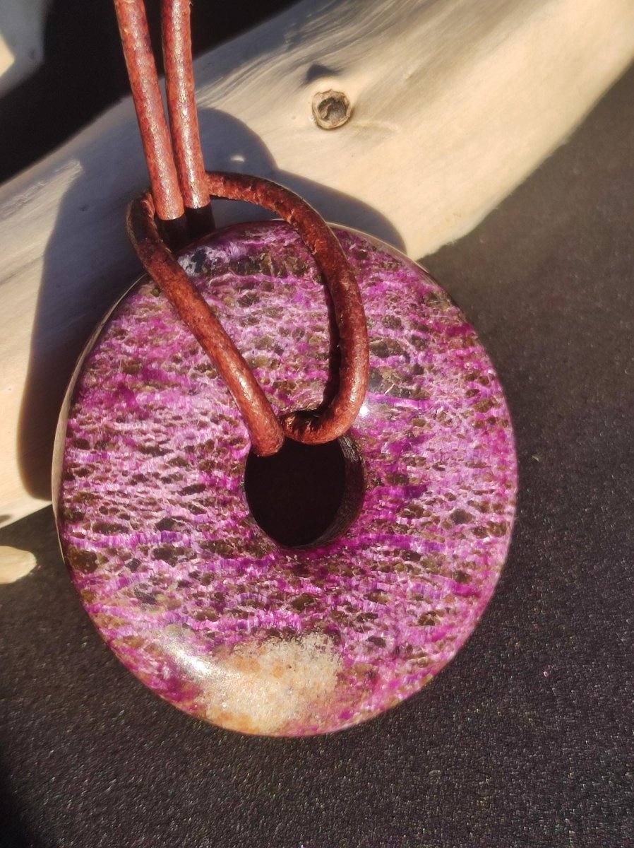 Stichtit ~ Edelstein Donut Kette Pi Scheibe Schutzsymbol Lila violett HIPPIE Chakra Boho Ethno Heilstein Kleidung Festival Purpur Rarität - Art of Nature Berlin