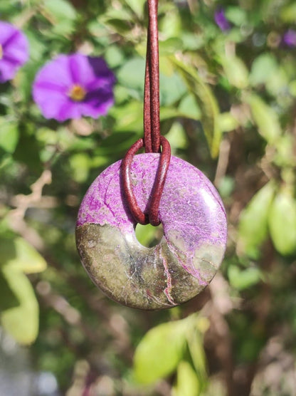 Stichtit ~ Edelstein Donut Kette Pi Scheibe Schutzsymbol Lila violett HIPPIE Chakra Boho Ethno Heilstein Kleidung Festival Purpur Rarität - Art of Nature Berlin