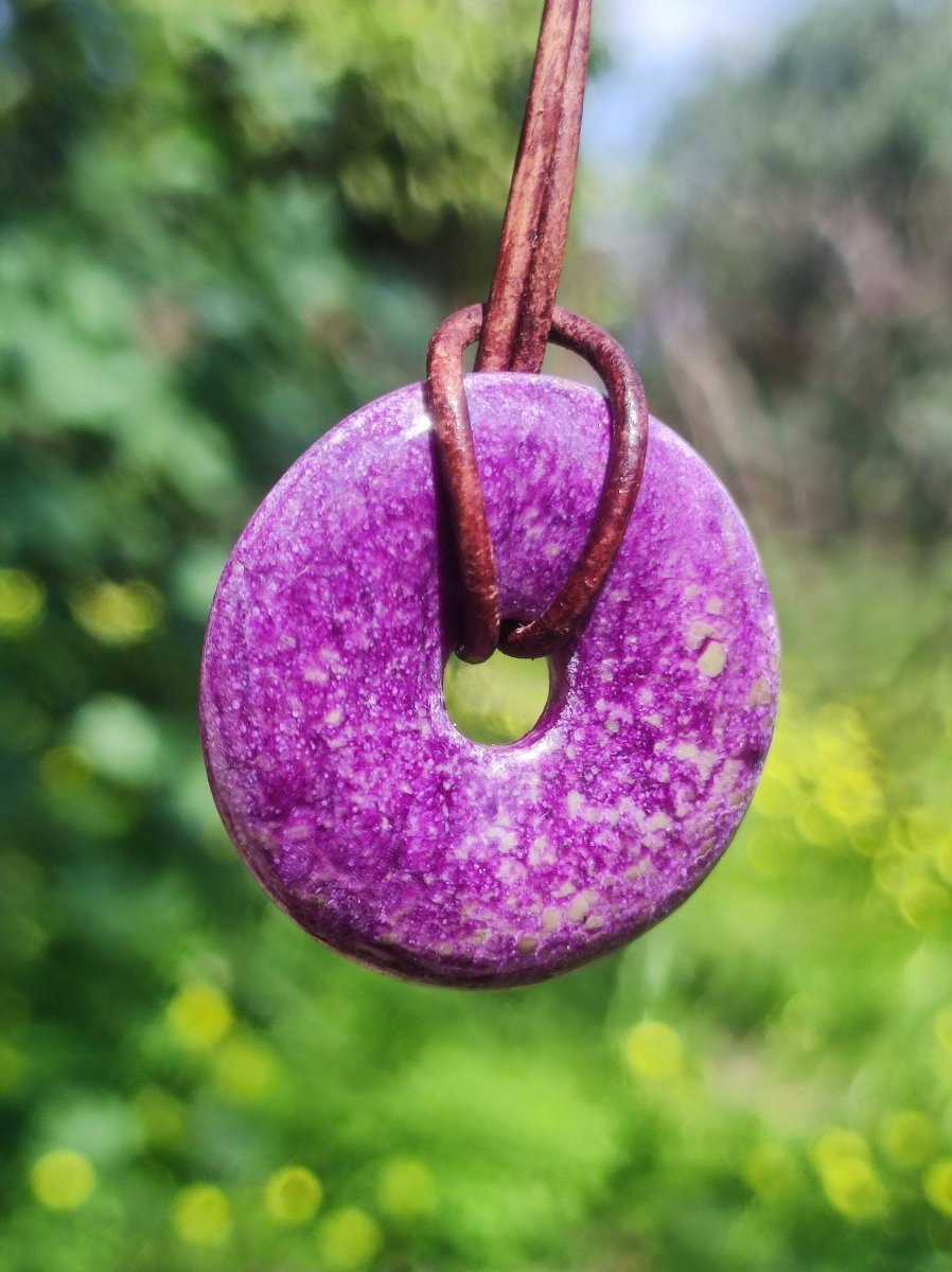 Stichtit ~ Edelstein Donut Kette Pi Scheibe Schutzsymbol Lila violett HIPPIE Chakra Boho Ethno Heilstein Kleidung Festival Purpur Rarität - Art of Nature Berlin