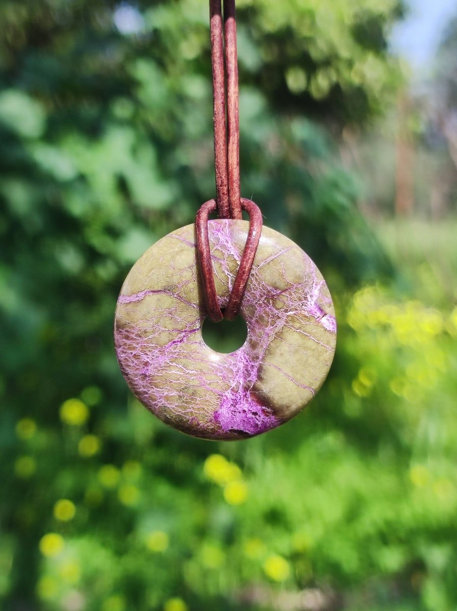 Stichtit ~ Edelstein Donut Kette Pi Scheibe Schutzsymbol Lila violett HIPPIE Chakra Boho Ethno Heilstein Kleidung Festival Purpur Rarität - Art of Nature Berlin