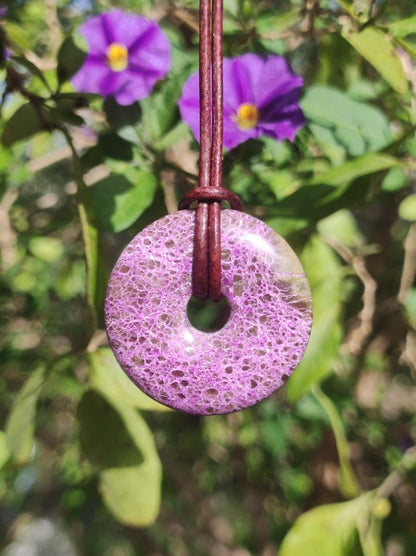 Stichtit ~ Edelstein Donut Kette Pi Scheibe Schutzsymbol Lila violett HIPPIE Chakra Boho Ethno Heilstein Kleidung Festival Purpur Rarität - Art of Nature Berlin