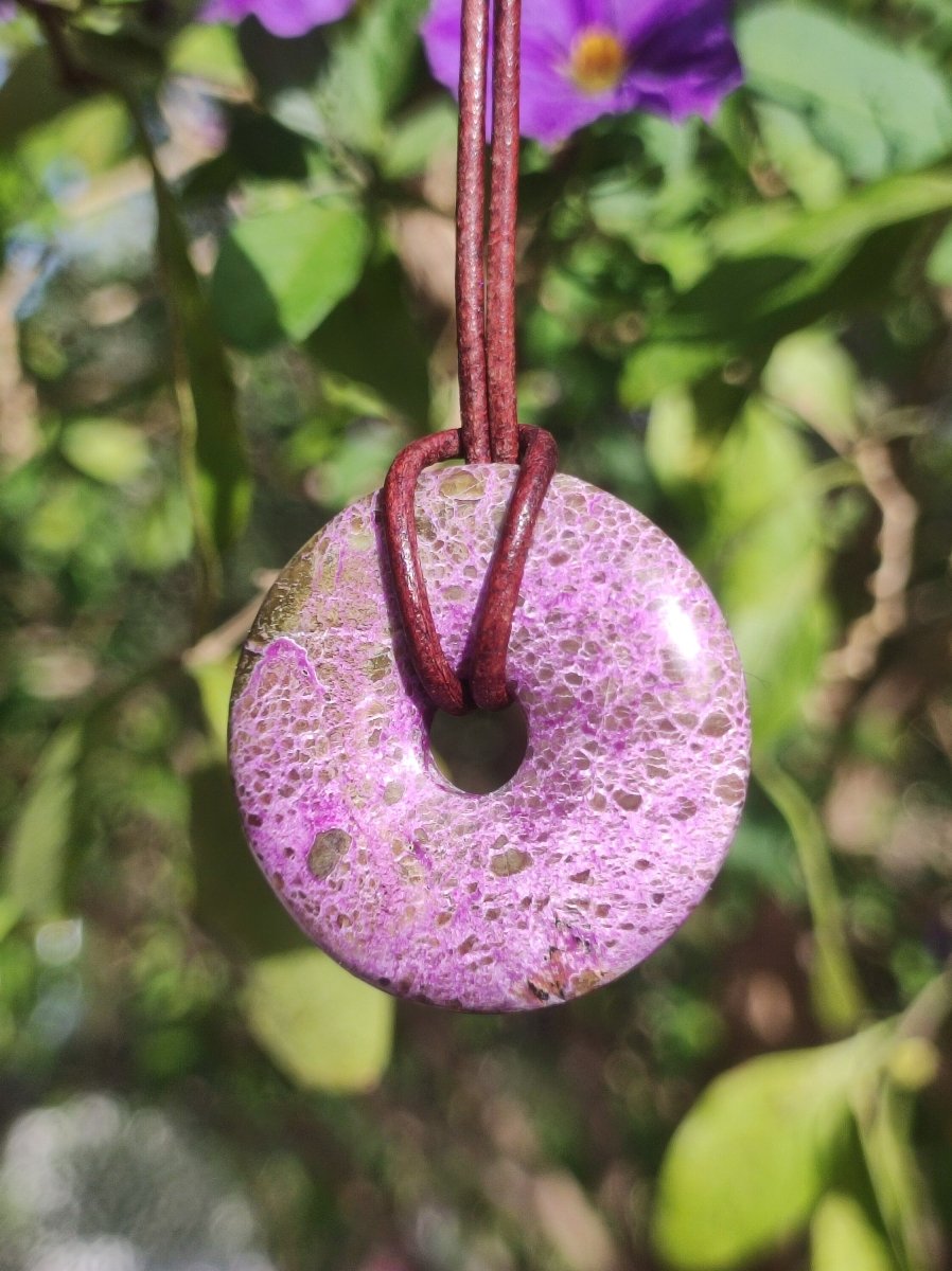 Stichtit ~ Edelstein Donut Kette Pi Scheibe Schutzsymbol Lila violett HIPPIE Chakra Boho Ethno Heilstein Kleidung Festival Purpur Rarität - Art of Nature Berlin