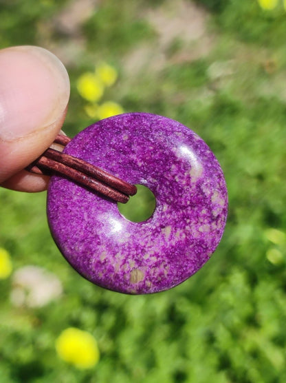 Stichtit ~ Edelstein Donut Kette Pi Scheibe Schutzsymbol Lila violett HIPPIE Chakra Boho Ethno Heilstein Kleidung Festival Purpur Rarität - Art of Nature Berlin