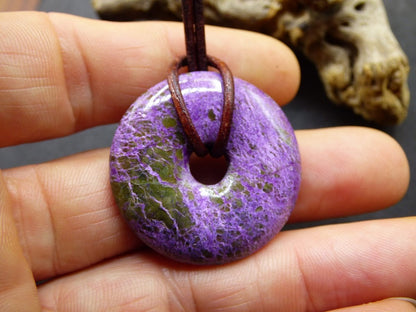 Stichtit ~ Edelstein Donut Kette Pi Scheibe Schutzsymbol Lila violett HIPPIE Chakra Boho Ethno Heilstein Kleidung Festival Purpur Rarität - Art of Nature Berlin