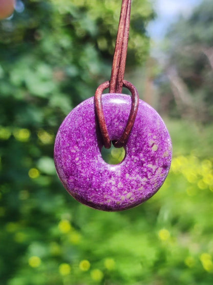 Stichtit ~ Edelstein Donut Kette Pi Scheibe Schutzsymbol Lila violett HIPPIE Chakra Boho Ethno Heilstein Kleidung Festival Purpur Rarität - Art of Nature Berlin