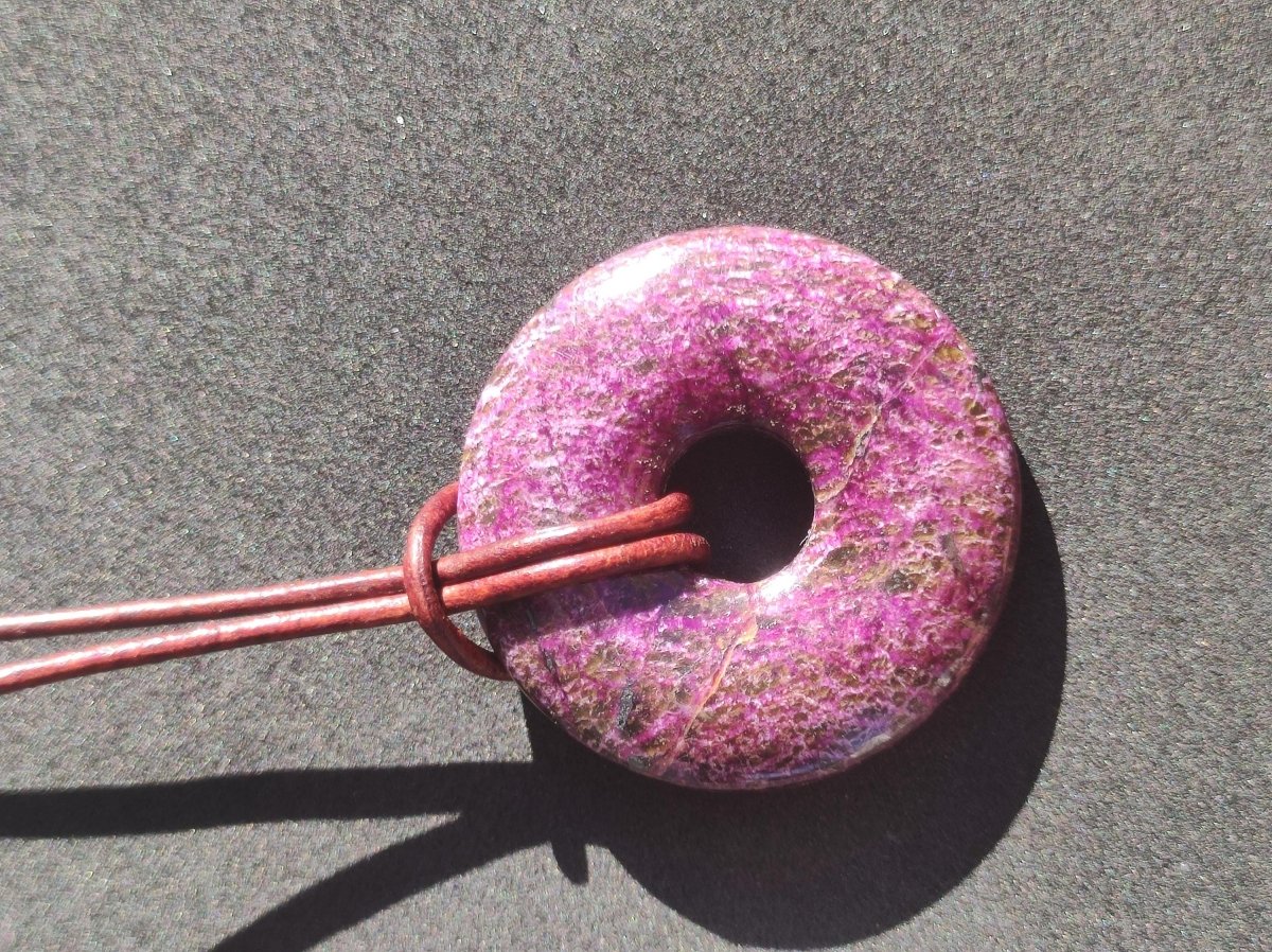 Stichtit ~ Edelstein Donut Kette Pi Scheibe Schutzsymbol Lila violett HIPPIE Chakra Boho Ethno Heilstein Kleidung Festival Purpur Rarität - Art of Nature Berlin