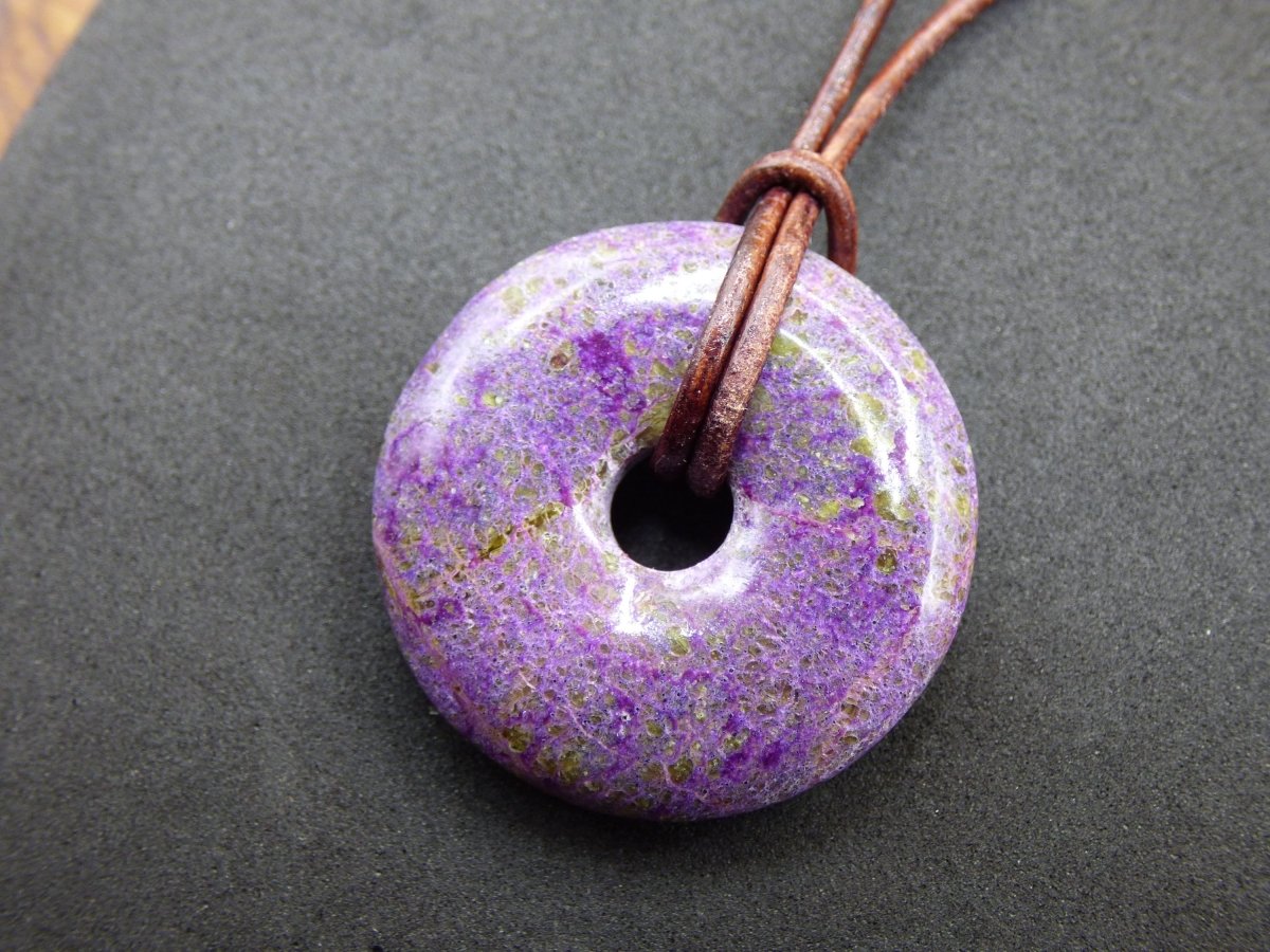 Stichtit ~ Edelstein Donut Kette Pi Scheibe Schutzsymbol Lila violett HIPPIE Chakra Boho Ethno Heilstein Kleidung Festival Purpur Rarität - Art of Nature Berlin