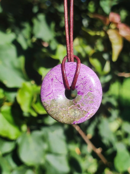 Stichtit ~ Edelstein Donut Kette Pi Scheibe Schutzsymbol Lila violett HIPPIE Chakra Boho Ethno Heilstein Kleidung Festival Purpur Rarität - Art of Nature Berlin