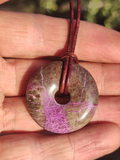 Stichtit ~ Edelstein Donut Kette Pi Scheibe Schutzsymbol Lila violett HIPPIE Chakra Boho Ethno Heilstein Kleidung Festival Purpur Rarität - Art of Nature Berlin