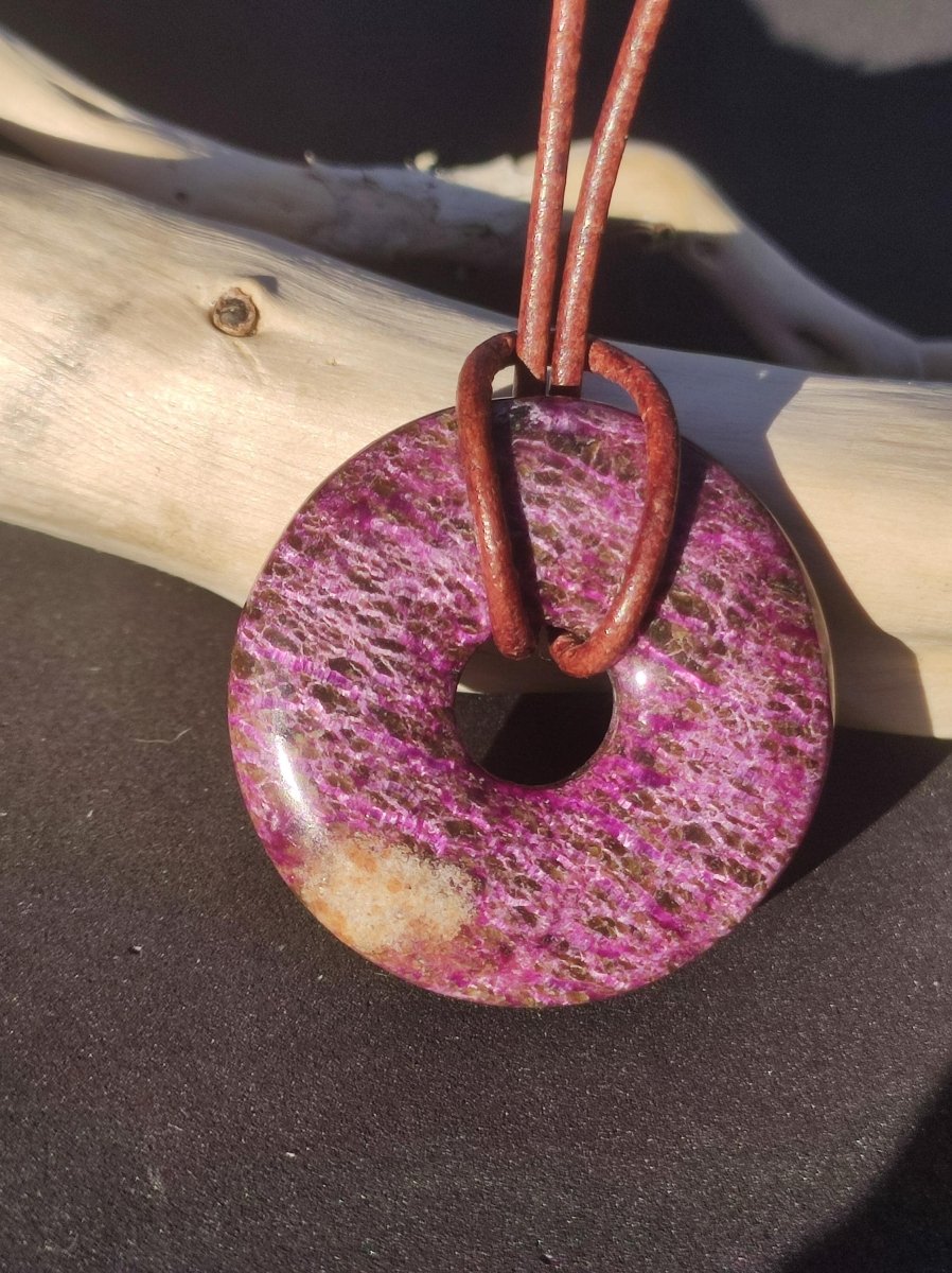 Stichtit ~ Edelstein Donut Kette Pi Scheibe Schutzsymbol Lila violett HIPPIE Chakra Boho Ethno Heilstein Kleidung Festival Purpur Rarität - Art of Nature Berlin