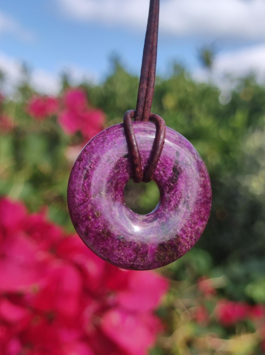 Stichtit ~ Edelstein Donut Kette Pi Scheibe Schutzsymbol Lila violett HIPPIE Chakra Boho Ethno Heilstein Kleidung Festival Purpur Rarität - Art of Nature Berlin