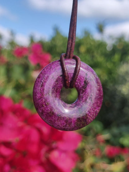 Stichtit ~ Edelstein Donut Kette Pi Scheibe Schutzsymbol Lila violett HIPPIE Chakra Boho Ethno Heilstein Kleidung Festival Purpur Rarität - Art of Nature Berlin