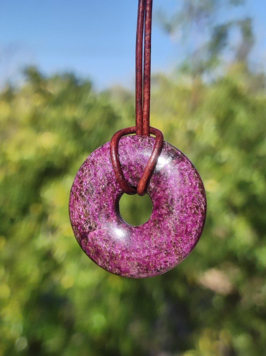 Stichtit ~ Edelstein Donut Kette Pi Scheibe Schutzsymbol Lila violett HIPPIE Chakra Boho Ethno Heilstein Kleidung Festival Purpur Rarität - Art of Nature Berlin