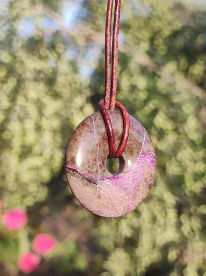 Stichtit ~ Edelstein Donut Kette Pi Scheibe Schutzsymbol Lila violett HIPPIE Chakra Boho Ethno Heilstein Kleidung Festival Purpur Rarität - Art of Nature Berlin