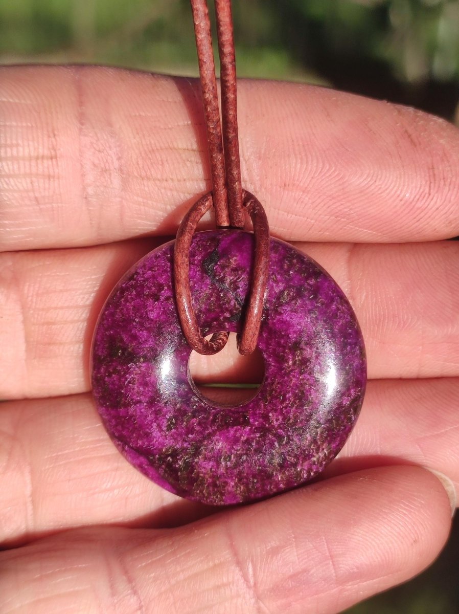 Stichtit ~ Edelstein Donut Kette Pi Scheibe Schutzsymbol Lila violett HIPPIE Chakra Boho Ethno Heilstein Kleidung Festival Purpur Rarität - Art of Nature Berlin