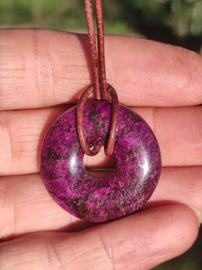 Stichtit ~ Edelstein Donut Kette Pi Scheibe Schutzsymbol Lila violett HIPPIE Chakra Boho Ethno Heilstein Kleidung Festival Purpur Rarität - Art of Nature Berlin