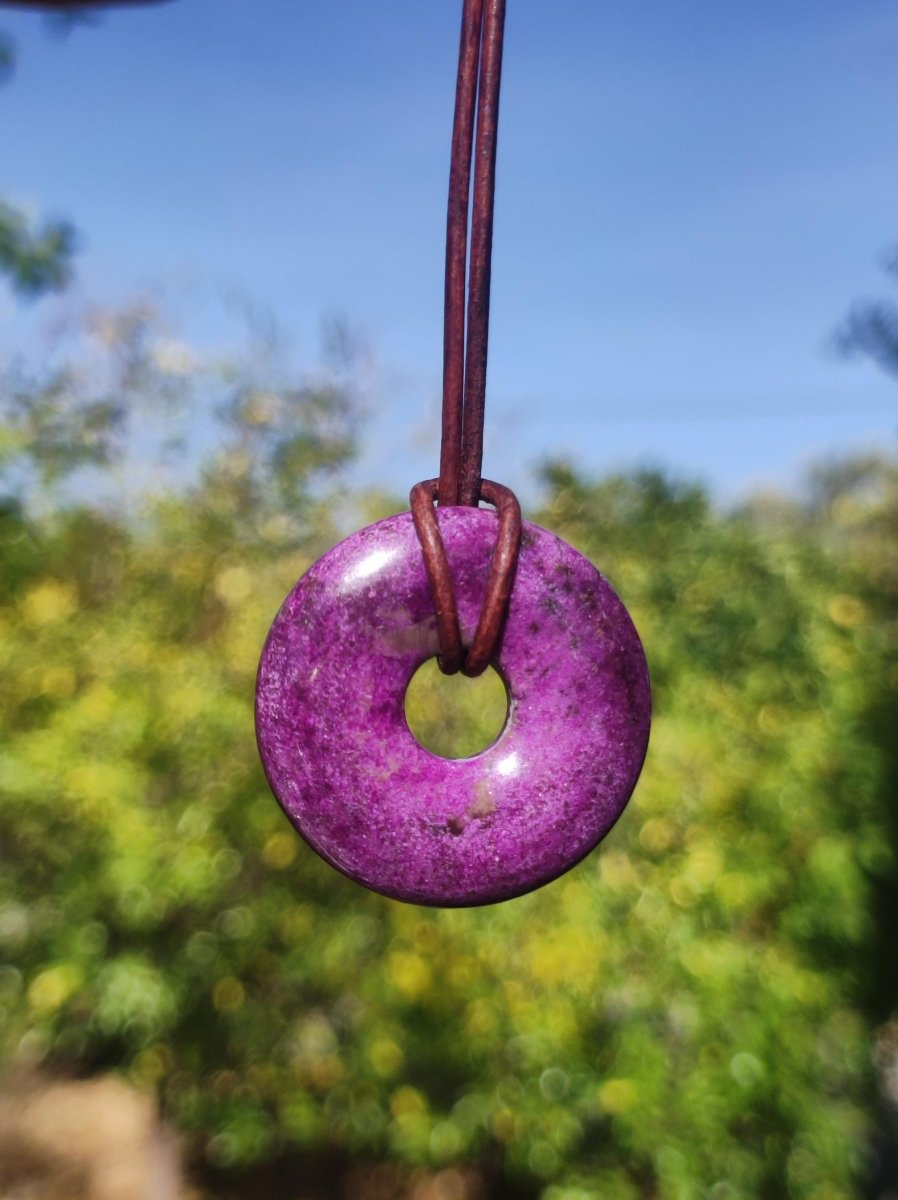 Stichtit ~ Edelstein Donut Kette Pi Scheibe Schutzsymbol Lila violett HIPPIE Chakra Boho Ethno Heilstein Kleidung Festival Purpur Rarität - Art of Nature Berlin