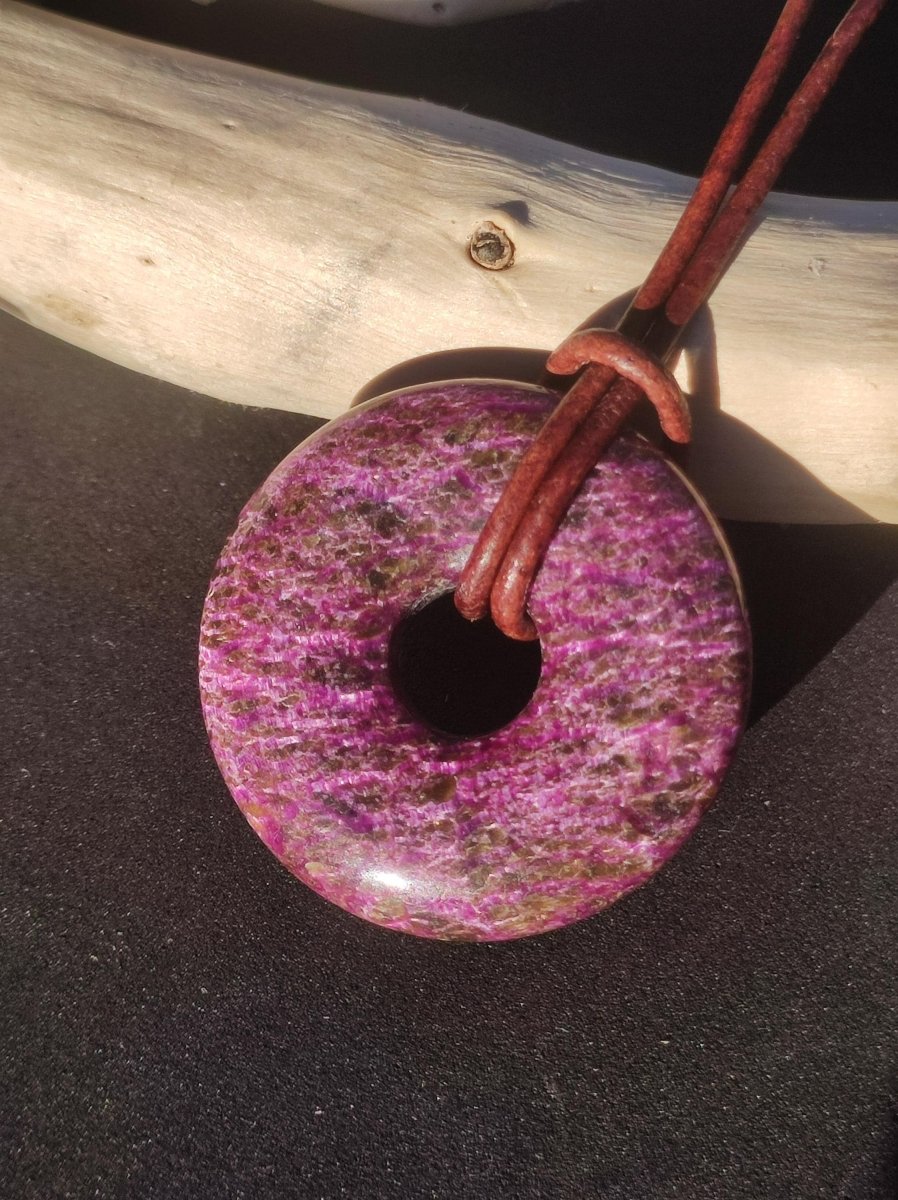Stichtit ~ Edelstein Donut Kette Pi Scheibe Schutzsymbol Lila violett HIPPIE Chakra Boho Ethno Heilstein Kleidung Festival Purpur Rarität - Art of Nature Berlin