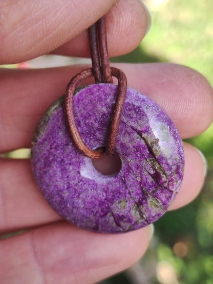 Stichtit ~ Edelstein Donut Kette Pi Scheibe Schutzsymbol Lila violett HIPPIE Chakra Boho Ethno Heilstein Kleidung Festival Purpur Rarität - Art of Nature Berlin
