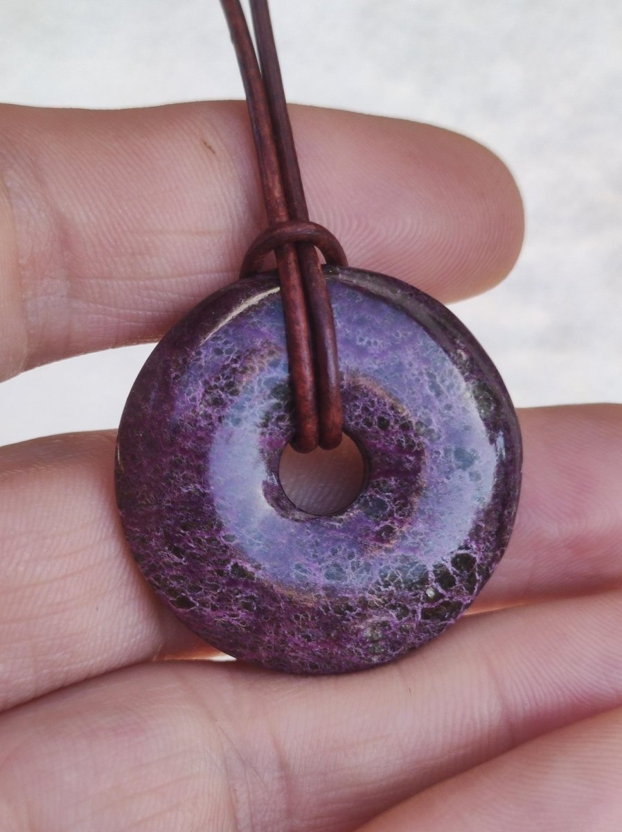 Stichtit ~ Edelstein Donut Kette Pi Scheibe Schutzsymbol Lila violett HIPPIE Chakra Boho Ethno Heilstein Kleidung Festival Purpur Rarität - Art of Nature Berlin