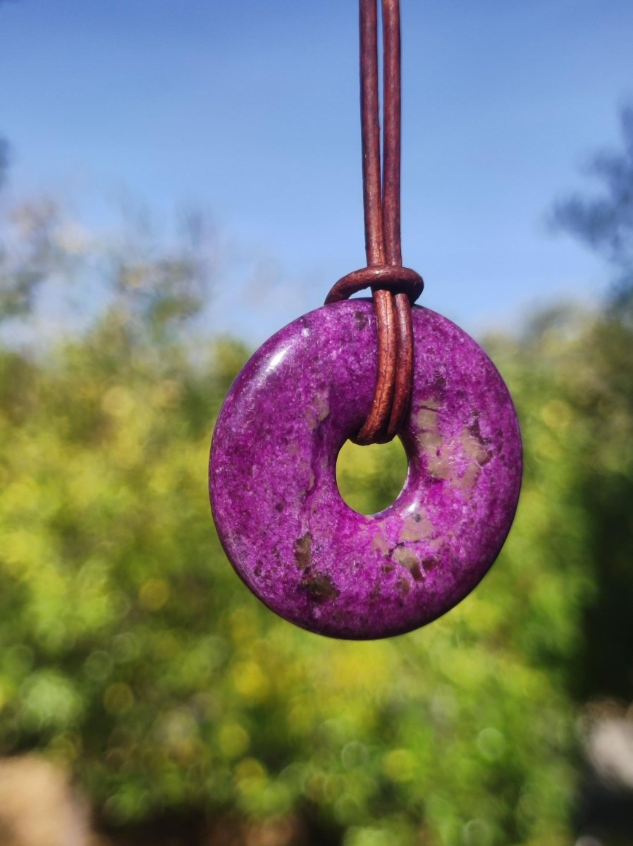 Stichtit ~ Edelstein Donut Kette Pi Scheibe Schutzsymbol Lila violett HIPPIE Chakra Boho Ethno Heilstein Kleidung Festival Purpur Rarität - Art of Nature Berlin