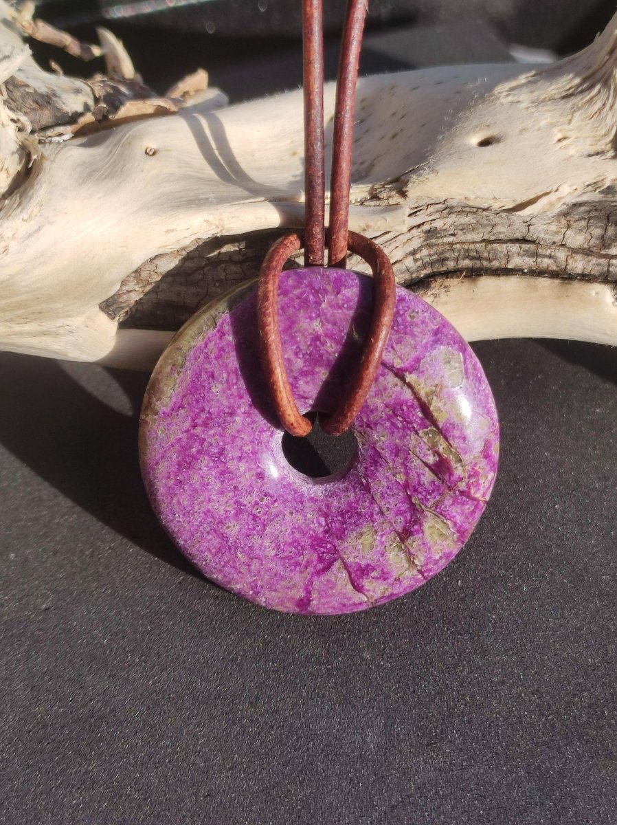 Stichtit ~ Edelstein Donut Kette Pi Scheibe Schutzsymbol Lila violett HIPPIE Chakra Boho Ethno Heilstein Kleidung Festival Purpur Rarität - Art of Nature Berlin