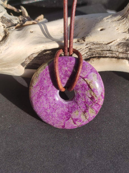 Stichtit ~ Edelstein Donut Kette Pi Scheibe Schutzsymbol Lila violett HIPPIE Chakra Boho Ethno Heilstein Kleidung Festival Purpur Rarität - Art of Nature Berlin
