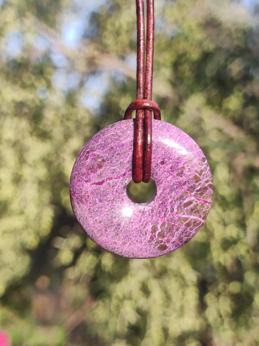 Stichtit ~ Edelstein Donut Kette Pi Scheibe Schutzsymbol Lila violett HIPPIE Chakra Boho Ethno Heilstein Kleidung Festival Purpur Rarität - Art of Nature Berlin