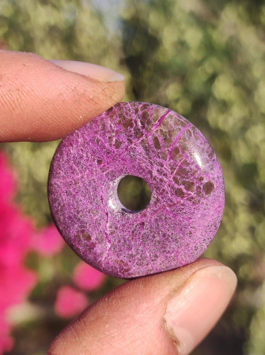 Stichtit ~ Edelstein Donut Kette Pi Scheibe Schutzsymbol Lila violett HIPPIE Chakra Boho Ethno Heilstein Kleidung Festival Purpur Rarität - Art of Nature Berlin