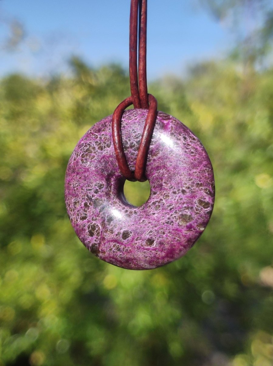 Stichtit ~ Edelstein Donut Kette Pi Scheibe Schutzsymbol Lila violett HIPPIE Chakra Boho Ethno Heilstein Kleidung Festival Purpur Rarität - Art of Nature Berlin